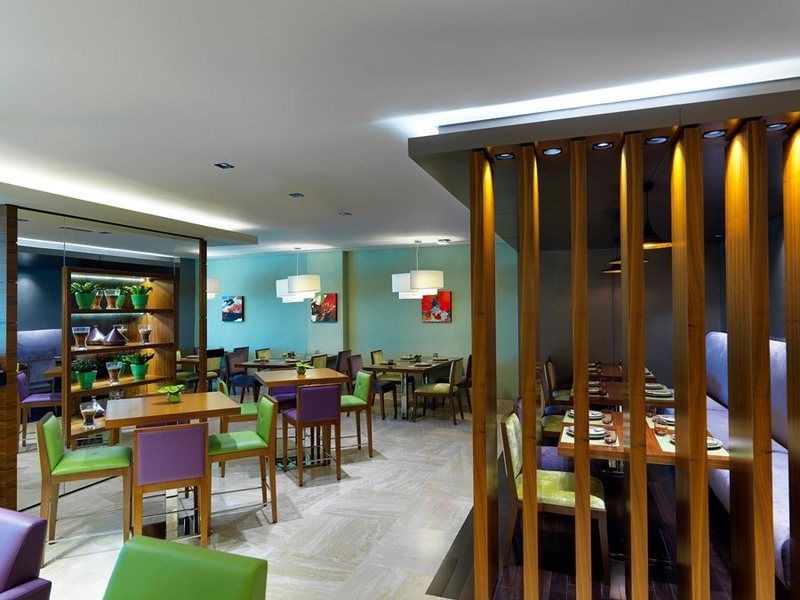 Damac Maison The Vogue Дубай Экстерьер фото The interior of a restaurant in the hotel