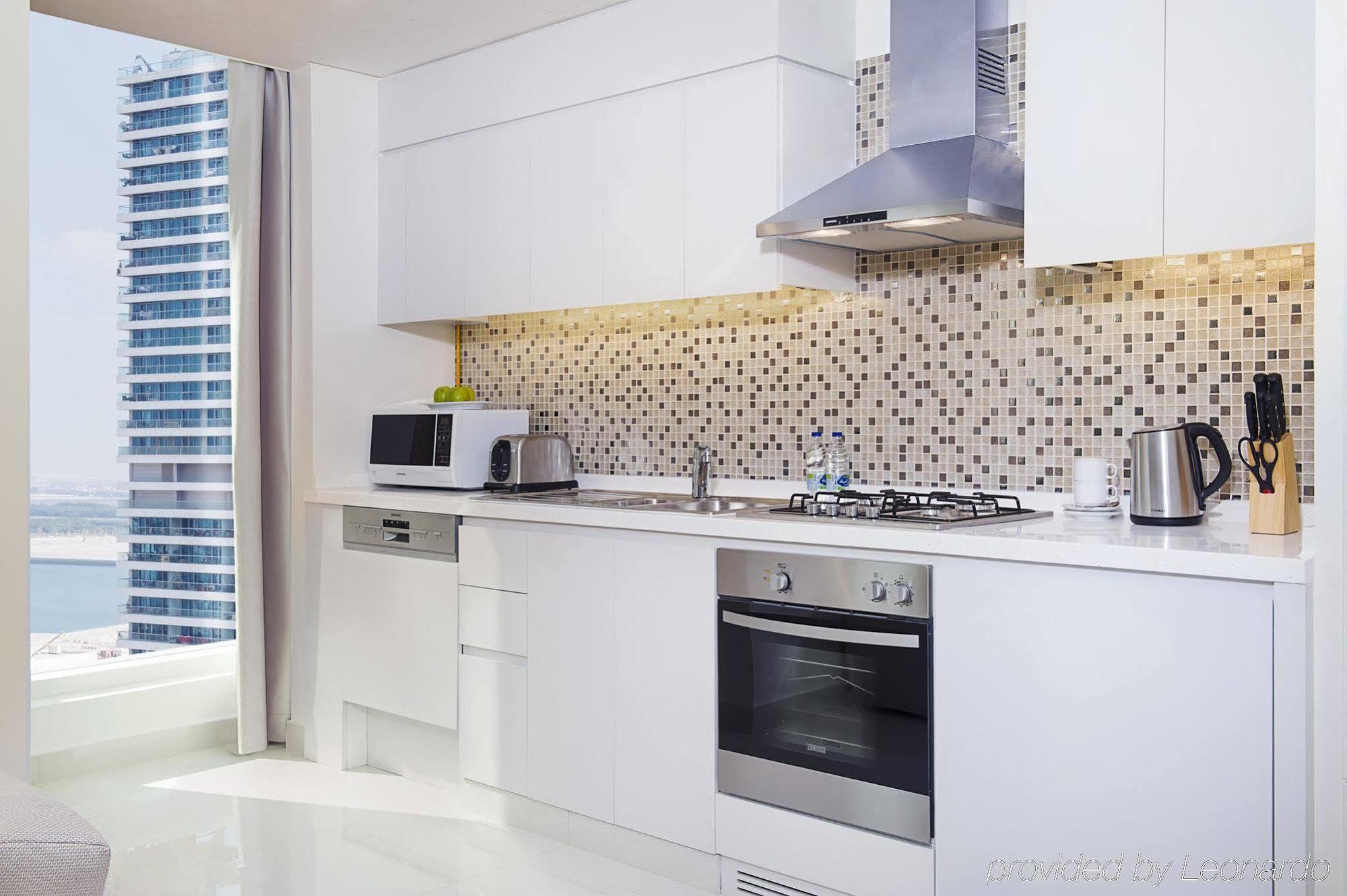 Damac Maison The Vogue Дубай Экстерьер фото A modern kitchen