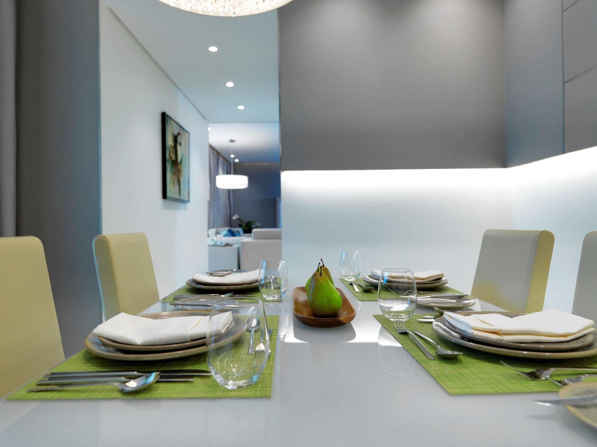 Damac Maison The Vogue Дубай Экстерьер фото A dining room