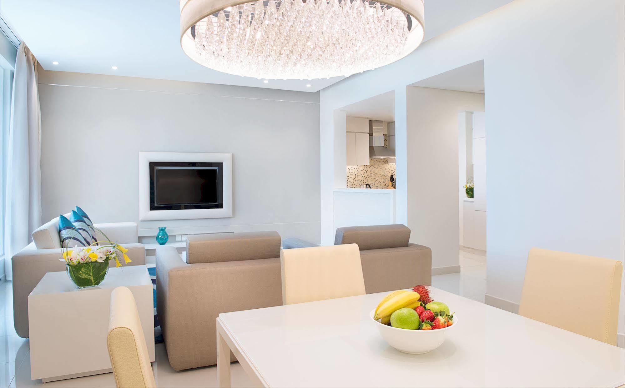 Damac Maison The Vogue Дубай Экстерьер фото A living room with a flat screen television