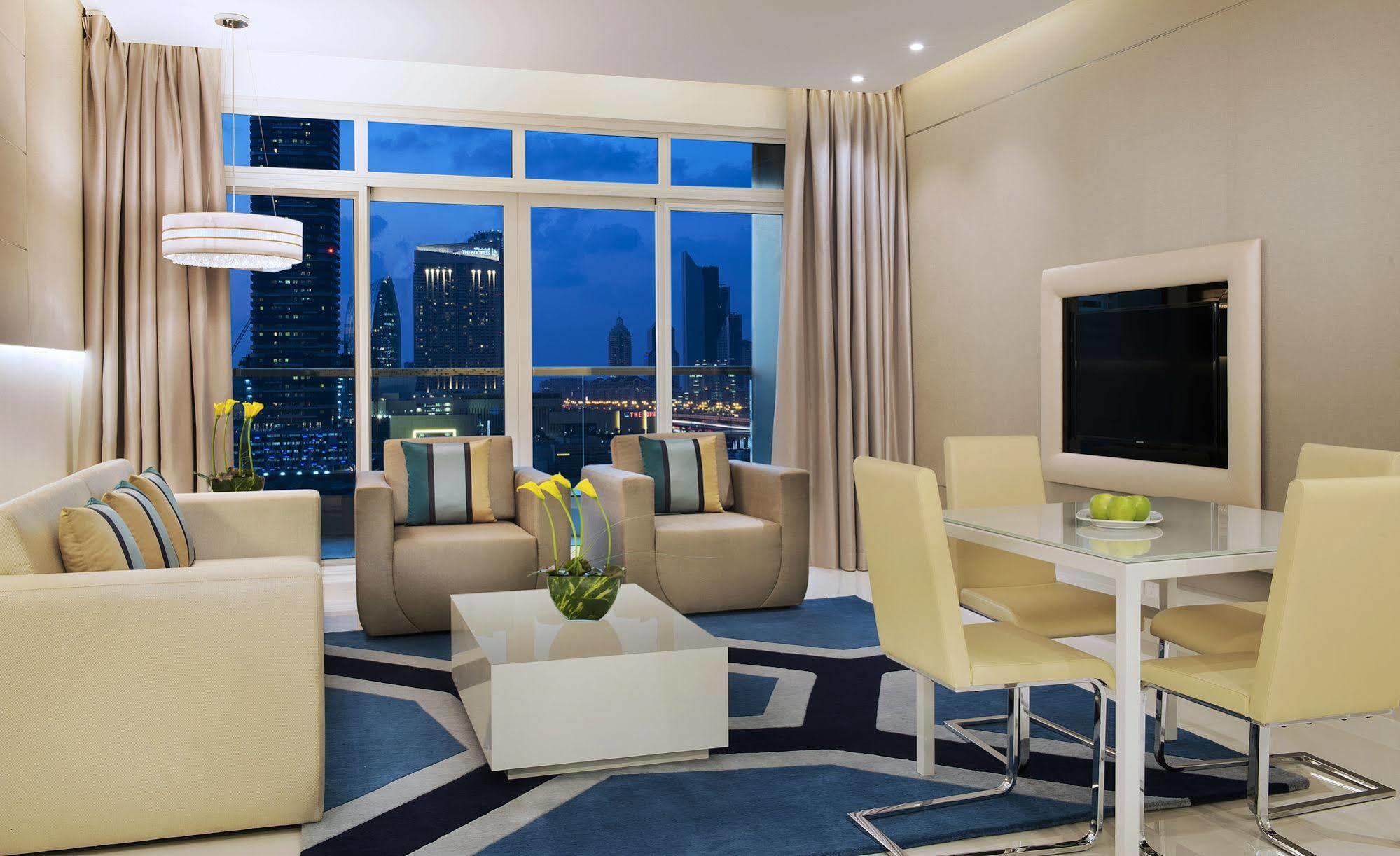 Damac Maison The Vogue Дубай Экстерьер фото A living room in a typical apartment