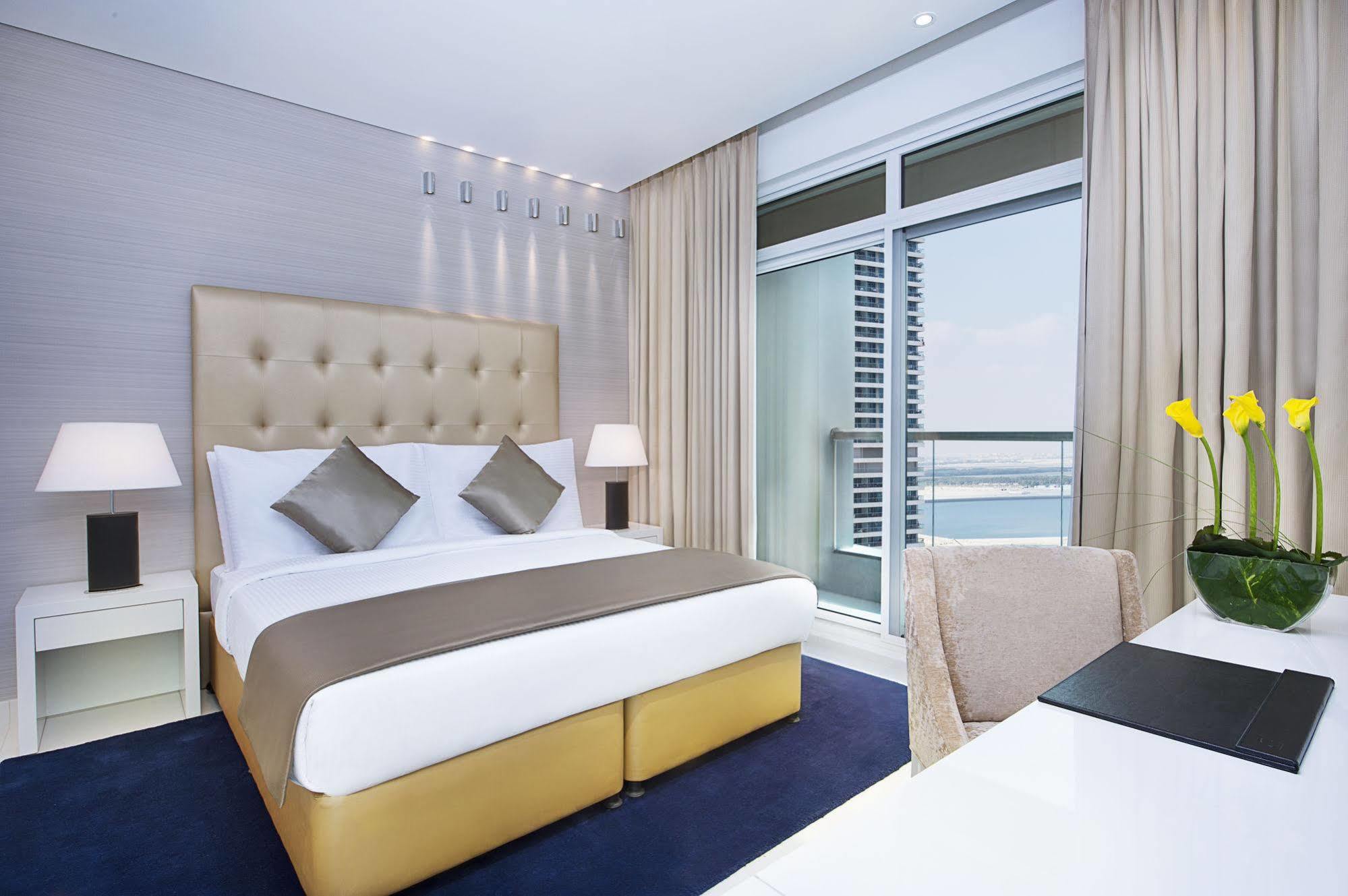 Damac Maison The Vogue Дубай Экстерьер фото A bedroom at the Jumeirah Beach Hotel